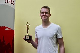 Bild: 16 Jahre alt, gut zwei Meter gro&szlig; und Mittelblocker - Maximilian K&ouml;nig