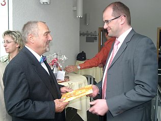 Bild: B&uuml;rgermeister Matthias Jendricke verabschiedet Bernd Heitmann