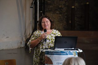 Bild: Dr. Miriam Weiss von der Universit&auml;t Saarbr&uuml;cken erl&auml;uterte den Crowdsourcing Ansatz des Projektes