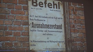 Bild: Der alte Aushang zeigt an, dass in  Nordhausen  am 17. Juni der Ausnahmezustand verh&auml;ngt wurde.. 