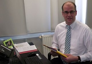 Bild: Jendricke in seinem B&uuml;ro im Rathaus