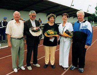 Bild: LV-Vorsitzender Dieter J&uuml;rgens (links) w&auml;hrend einer Sportveranstaltung mit dem Humboldt-Gymnasium - rechts im Bild Direktor K&ouml;the - und verdienstvollen Mitarbeitern auf dem Hohe-Kreuz-Sportplatz. 