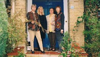 Bild: Heidelore Kneffel, Karin Kisker, Eva M&uuml;ller und Sarah Kirsch vor der Eingangst&uuml;r des Wohnhauses in Tielenhemme 1997