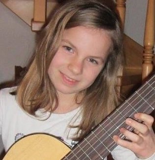 Bild: Amelie Schneller nahm mit ihrer Konzertgitarre f&uuml;r die Kreismusikschule Nordhausen erfolgreich an Jugend musiziert in der Altersgruppe II teilgenommen