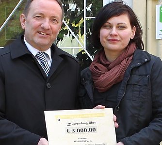 Bescheid an Jasmin Fabian &uuml;bergeben (Foto: nnz)