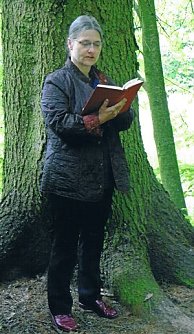 Petra Albrecht beim Gedichtvortrag am See (Foto: H. Kneffel)