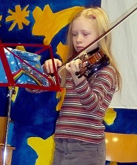 Hannah beginnt mit einem St&uuml;ck auf der Geige das Adventssingen (Foto: F. Gunkel)