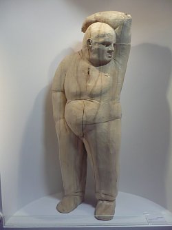 Das Bild zeigt die Holzskulptur von Robert Meyn: An sich riechend (Foto: privat)