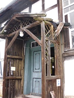 Eingang mit Vordach, welches erneuert werden soll (Foto: Dieter Fitzenreiter)