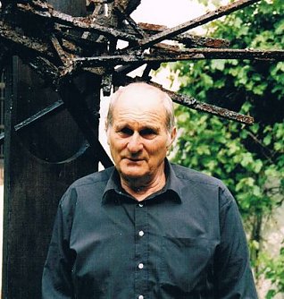 Vor einer Eisenplastik in Utterode (Foto: Archiv Kneffel)