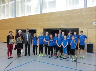 Stolze Sportler des Schiller Gymnasiums im neuen Dress und ihre Sponsoren (Foto: Schiller Gymnasium Bleicherode)