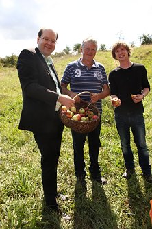 Minister Meyer, Wiesenbesitzer Gerd Ulm und Direktkandidat f&uuml;r der Gr&uuml;nen f&uuml;r den Th&uuml;ringer Landtag, Christian Darr (Foto: B&uuml;ndnis '90 Die Gr&uuml;nen Nordhausen)