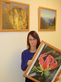 Rebecca Drews inmitten ihrer Fotoausstellung (Foto: Regina Teitzel)