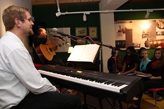 Georg Schroeter (links) und Ronald G&auml;&szlig;lein ber&uuml;hrten mit ihren Liedern (Foto: Ilona Bergmann)
