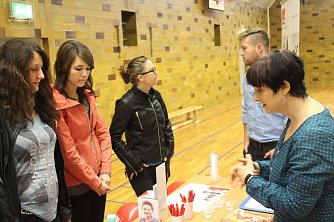 Anja Arlet und Christopher Kr&uuml;gelstein beantworteten Fragen (Foto: Angelo Glashagel)