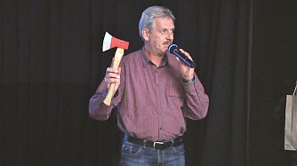 Leichte Themen und ernste bis schaurige Vortr&auml;ge wechselten sich ab (Foto: Angelo Glashagel)