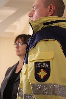 Die ehrenamtlichen Notfallseelsorger sind Menschen in den ersten Stunden gr&ouml;&szlig;ter Not Hilfe und St&uuml;tze (Foto: Angelo Glashagel)