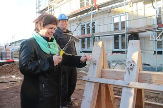 SWG Gesch&auml;ftsf&uuml;hrerin Carola Franke schlug traditionell den letzten Nagel ins Geb&auml;lk (Foto: Angelo Glashagel)