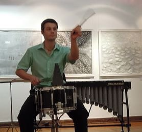 Stefan Landes sorgte mit Trommel und Vibraphone im Nordh&auml;user Kunsthaus f&uuml;r irre Klangerlebnisse (Foto: Dr. Wolfgang R. Pientka)