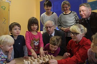 Vorbild der Kooperation zwischen der Petersdorfer KITA und Feuer Powertrain sind die "Patenbetriebe"  (Foto: Angelo Glashagel)