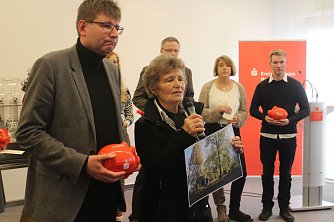 Prof. Dr. Phillip Heiser und Gisela Hartmann - der F&ouml;rderverein Park Hohenrode konnte die meisten Stimmen auf sich vereinen (Foto: Angelo Glashagel)
