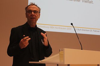 Hermann Str&auml;b vom Entwicklungsb&uuml;ro GRAS erl&auml;uterte den Stand der Dinge in Sachen ISEK (Foto: Angelo Glashagel)