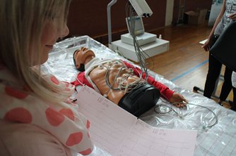 Vermittelt wurde nicht nur Wissen aus der Alltagspraxis ihrer Berufe sondern auch sensible Themen wie Sterben und Tod angesprochen (Foto: Angelo Glashagel)