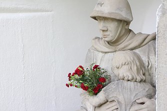 Auch am Denkmal des Sowjetischen Soldaten wurden Blumen niedergelegt (Foto: Angelo Glashagel)