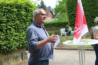 Gewerkschaftssekret&auml;r Flak Ludwig forderte Lohnangleichungen, bessere Arbeitsbedingungen und mehr gesellschaftliche Anerkennung f&uuml;r die Pflegeberufe (Foto: Angelo Glashagel)