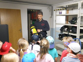 Die kleinen Besucher hatten viele Fragen (Foto: Kerstin B&ouml;ttger)