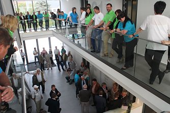 Nicht nur die Mitarbeiter waren neugierig, es hatten sich auch zahlreiche Besucher eingefunden (Foto: Angelo Glashagel)