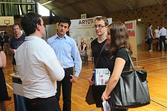 Zwischen Studium und Beruf - auf der Firmenkontaktmesse konnten sich Studierende und Unternehmen kennen lernen (Foto: Angelo Glashagel)