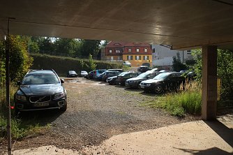 Einst als Gro&szlig;projekt geplant, heute nur ein Parkplatz - die Baugrube am Hagen (Foto: Angelo Glashagel)