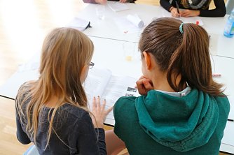 Wie geht man einem Film auf den Grund - in der Stadtbibliothek Nordhausen konnte man es gestern ausprobieren (Foto: Angelo Glashagel)