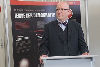 Michael Geiken er&ouml;ffnete die Ausstellung (Foto: Angelo Glashagel)