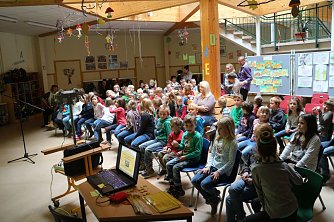 An der Schule hat man sich lange und ausgiebig mit den flei&szlig;igen Bienen besch&auml;ftigt (Foto: Angelo Glashagel)