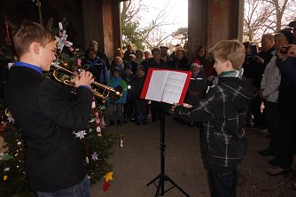 ur Er&ouml;ffnung des Advents im Park spielte Justin Gie&szlig;ner (Sch&uuml;ler der Kreismusikschule) Trompete und Chiara Vollrath las f&uuml;r die gro&szlig;en und kleinen G&auml;ste ein Weihnachtsgedicht. (Foto: F&ouml;rderverein Park Hohenrode)