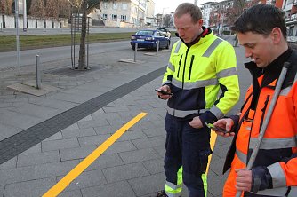 Erster Praxistest in der Rautenstra&szlig;e - die SmartStripes sollen Handynutzer rechtzeitig warnen (Foto: Angelo Glashagel)