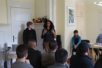 Vivien Grabe, Leiterin des Familienzentrums, &uuml;bernahm auch die &Uuml;bersetzung ins arabische (Foto: Angelo Glashagel)