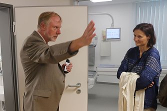 Chefarzt Dr. Gert Zinger kann auch nach 34 Jahren Nuklearmedizin noch mit viel Leidenschaft &uuml;ber sein Feld sprechen (Foto: Angelo Glashagel)