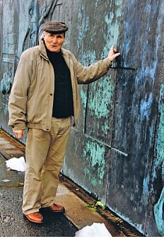 Heinz Scharr an der Reliefwand (Foto: H. Kneffel)