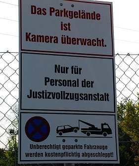 Sicherheit wird hier gro&szlig; geschrieben. Jedenfalls auf dem Parkplatz der Bediensteten der JVA Volkstedt. Bei Gefangenentransporten geht es wohl etwas laxer zu, wie msh-online nun aus sicherer Quelle erfuhr (Foto: Jochen Miche)