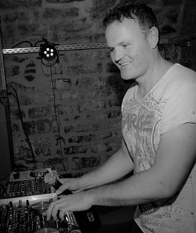 3. Professorennacht - Lehrende der Hochschule Nordhausen an den Plattentellern im Club T37  (Foto: Lars Friesen)