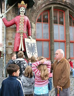 Gossmann erkl&auml;rt den Roland (Foto: Piper)