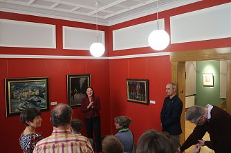 Susanne Hinsching f&uuml;hrte zum Geburtstag durch die aktuelle Ausstellung (Foto: Angelo Glashagel)