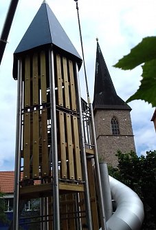 Rutschen- und Kletterturm wird errichtet (Foto: Stadt Nordhausen)