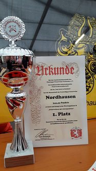 Urkunde und Pokal f&uuml;r die Landesmeisterschaft (Foto: Feuerwehr Nordhausen)
