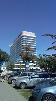 Das Hotel Radisson &uuml;berragt alles andere und passt nicht so recht in die Optik der Strandpromenade. (Foto: Kurt Frank)