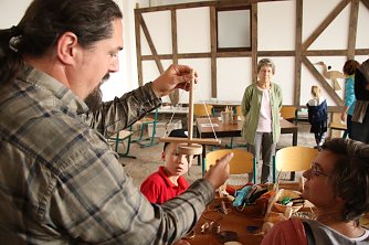 Arch&auml;ologe Markus Wehner erkl&auml;rt wie der Steinzeit-Bohrer funktioniert (Foto: Angelo Glashagel)