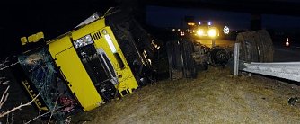 LKW landete im Graben (Foto: nnz)